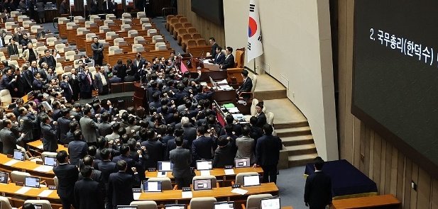 韩国国会通过代总统韩德洙弹劾案